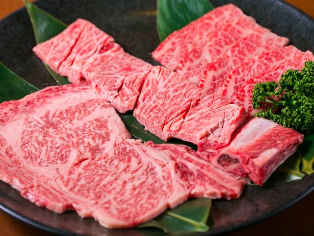 用秘传酱汁品尝极选黑毛和牛烤肉