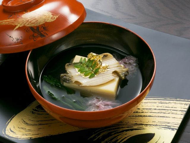 在名作庭家所設計的日本庭園中欣賞，品嚐季節性懷石料理