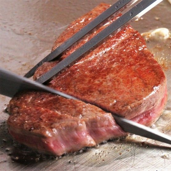 차분한 분위기 속에서, 맛이 가득한 극상 스테이크를