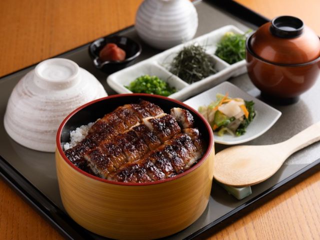 A long-established restaurant where one can savor delicious eel, alive with tradition.