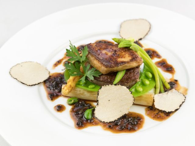 享用使用沖繩食材製作的法式料理與自然葡萄酒