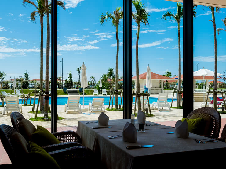 有露臺的咖啡店與餐廳一覽　&lt;那霸・浦添篇&gt;　vol.2　以日本的美麗海岸作背景，一面享用美食吧！