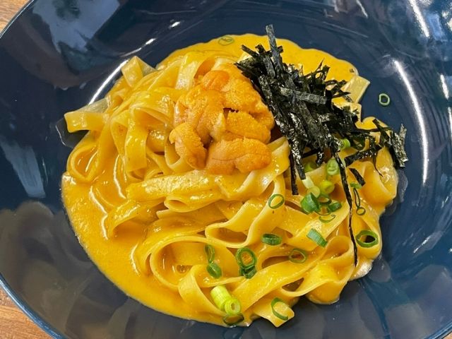 在開放感十足的自然空間中，享用Q彈的生麵條