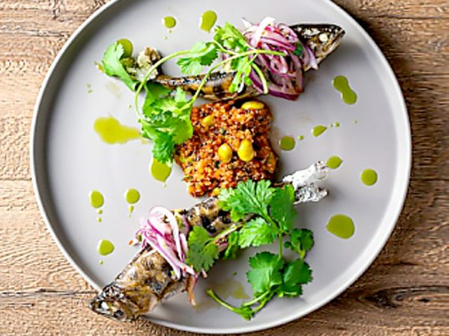 地方特有的新鮮食材，用柴火烤架豪邁地烹調