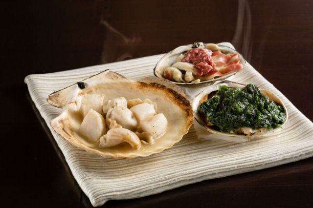 Enjoy the fresh flavors of just-closed shellfish with all five senses
