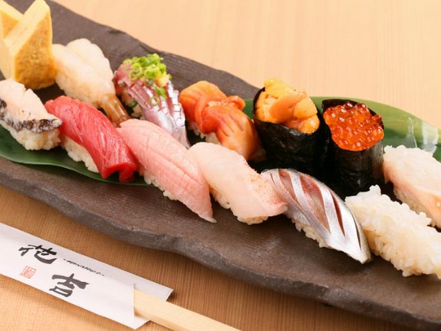 在國際化的尼塞科壽司店品嚐海鮮