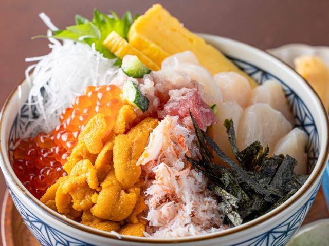 Enjoy a luxurious seafood bowl themed after Mount Fuji, indulging in the unique food culture of Japan.