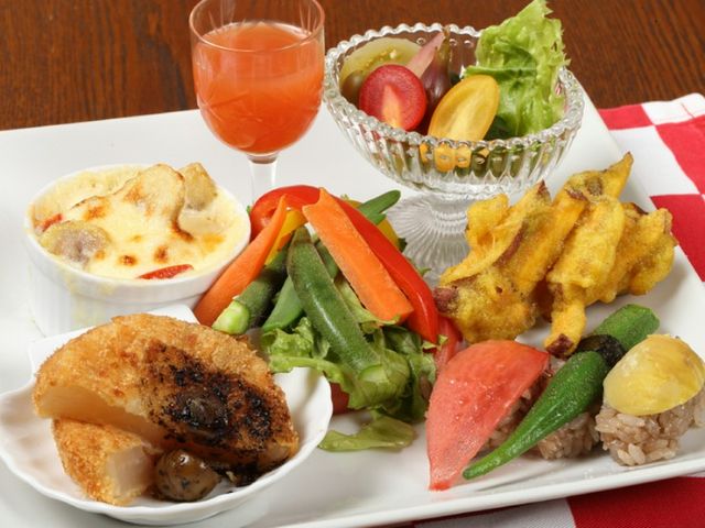 在歐洲風格的寧靜空間中，以時令蔬菜為主的料理品嚐美食