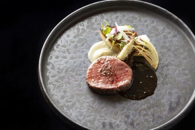 在享受最佳景觀的同時，品嚐包括頂級牛肉在內的套餐料理