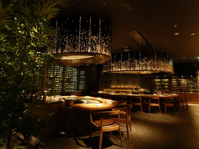 在欣賞東京車站和丸之內建築群的同時，享受極上牛排