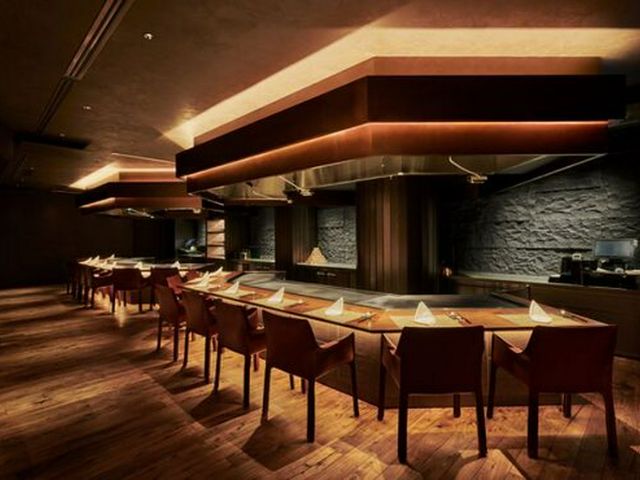 在和風現代優質空間中，享用特選級牛排