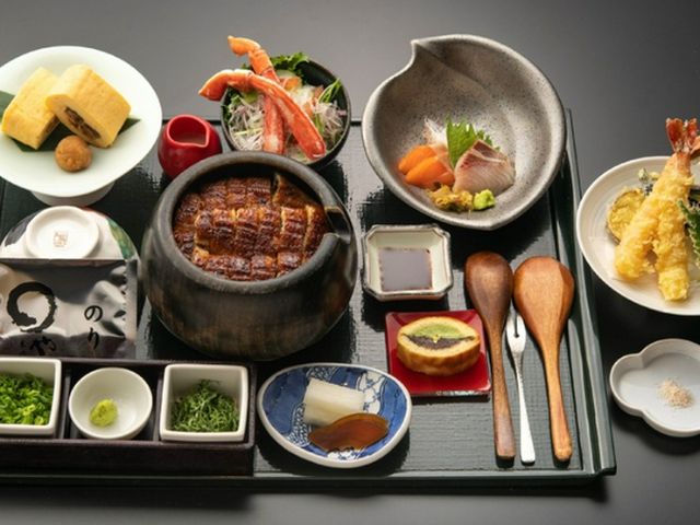 享受用传统秘制酱汁和匠人技艺烹制的招牌「ひつまぶし」