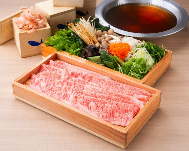 Daily drawn broth, freshly shaved bonito flakes. One is moved by the shabu-shabu that savors the broth.