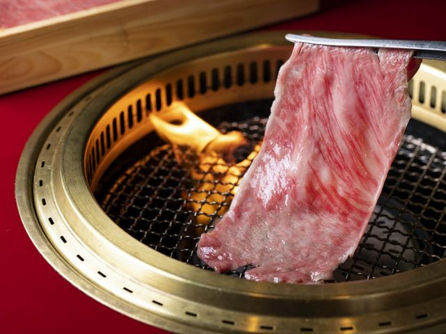 位于东京站直连地下街的烧肉店,可以轻松享受到讲究的肉品
