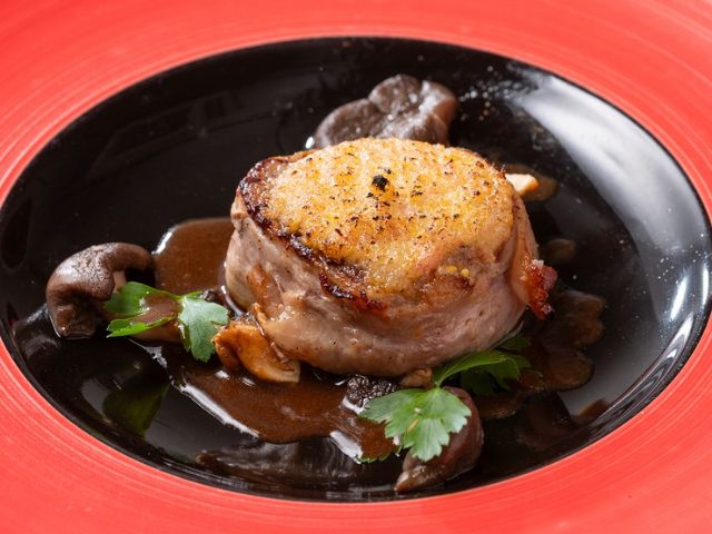 Enjoy a full course of exquisite smoked dishes while sipping on wine
