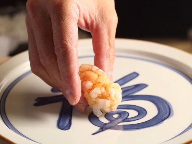 高級感有而不失休閒的壽司店，奢華地品嚐時令美味