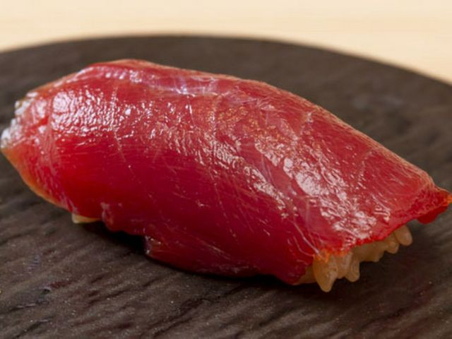 固め的紅色壽司飯與當季海鮮交織的精緻壽司備受好評