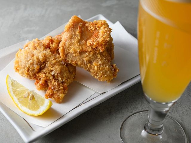 品嚐多樣的日本酒與西洋酒,搭配自家製燻製