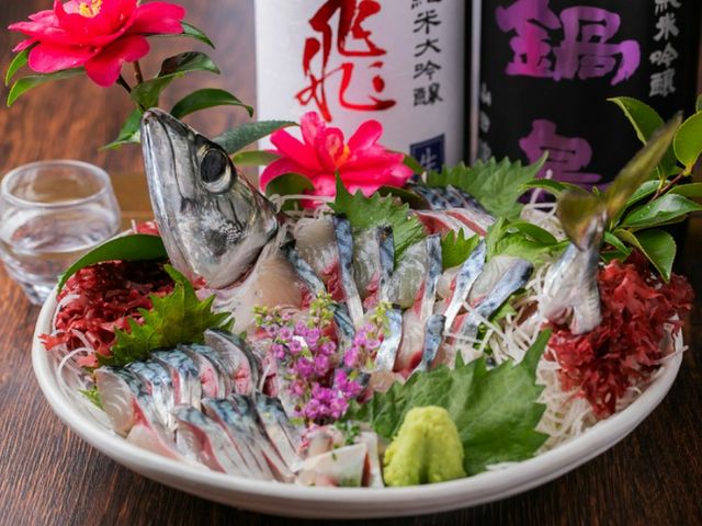 A restaurant boasting a charming atmosphere, proud of its delicious sake and fish dishes