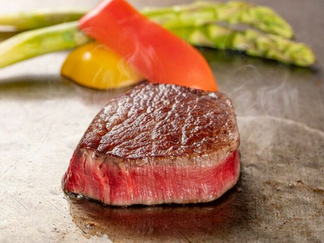 在如同酒店休息室的空間中，享受豪華食材的鐵板燒