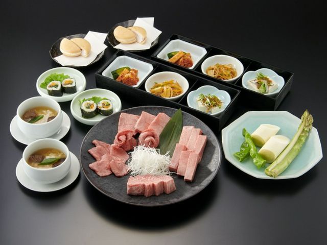 Founded in 1946, this restaurant is a long-established yakiniku place where one can fully enjoy luxurious ingredients.