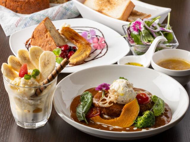 Enjoy a relaxing moment with lunch and desserts made from seasonal vegetables and fruits