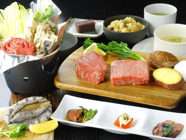 尽情享受日本的食文化,如铁板烧、牛排、鲍鱼、车虾等!
