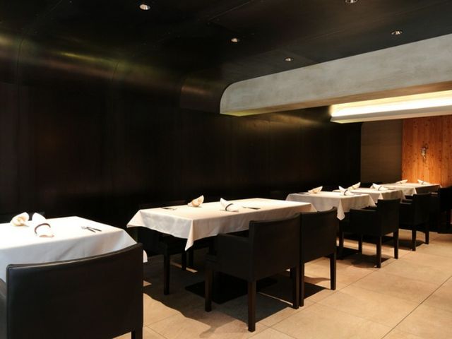 Experience the prowess of a Kobe three-star establishment through dishes that highlight the ingredients and a stylish ambiance.