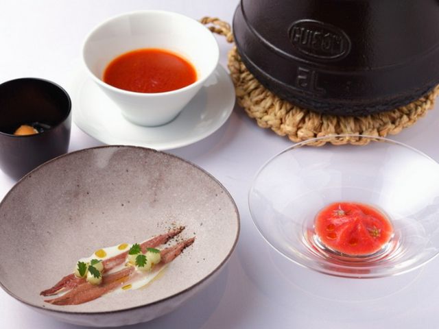If one seeks to enjoy gourmet dining in an adult hideaway, head to this stylish Kobe restaurant for both exquisite flavors and ambiance!