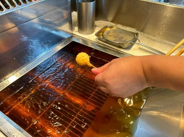 The popular Nagoya restaurant, [Creative Kushikatsu Tsuda], makes its first appearance in Tokyo! Explore the allure of the light yet lavish "Tsuda-style" kushikatsu at Toranomon Hills.