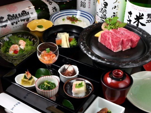 姬路城般的風貌，以蟹料理和季節的會席料理為榮