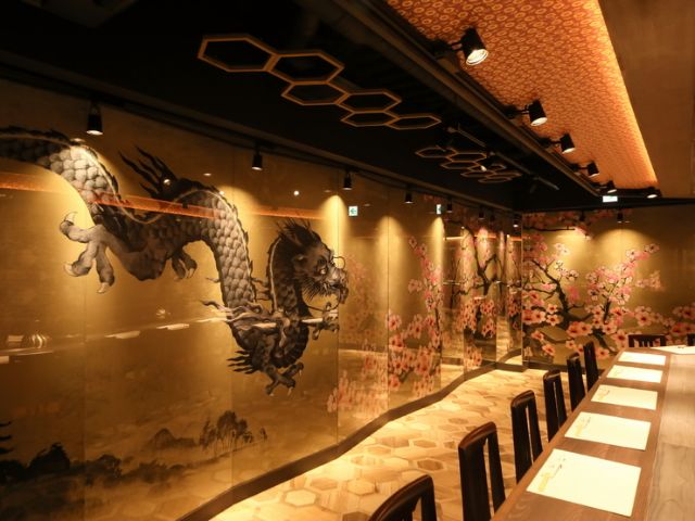 A5等級的神戶牛與時令佳餚的套餐,讓豪華約會更上一層樓!