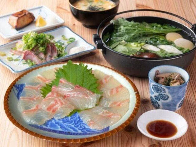 Enjoy carefully selected sea bream shabu-shabu and premium local sake, focusing on quality ingredients and broth