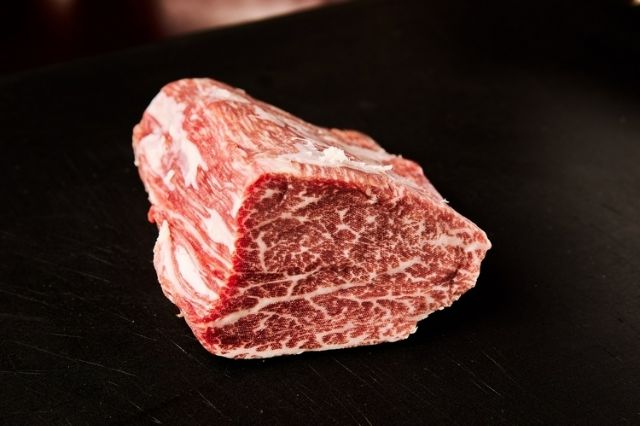 주목받는 젊은 이탈리안 셰프가 만드는, 고베규 일두매입으로 맛 추구의 구이점｜[焼肉もちお]外苑前