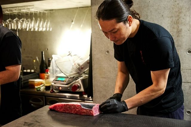 由注目的年輕義大利廚師主理，追求美味的神戶牛整頭購入燒肉店｜[燒肉もちお]外苑前