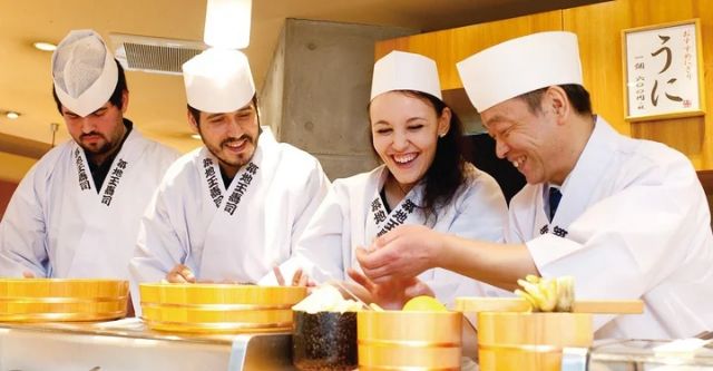 浅草新开业的[寿司卷体验 浅草道场 Asakusa sushi making studio by Tsukiji Tamasushi]！由创业百年的著名寿司店[築地玉寿司]打造的新业态