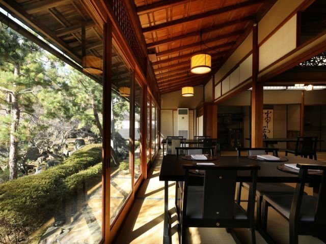 Experience the delicacies of Kyoto in a historic space surrounded by nature.