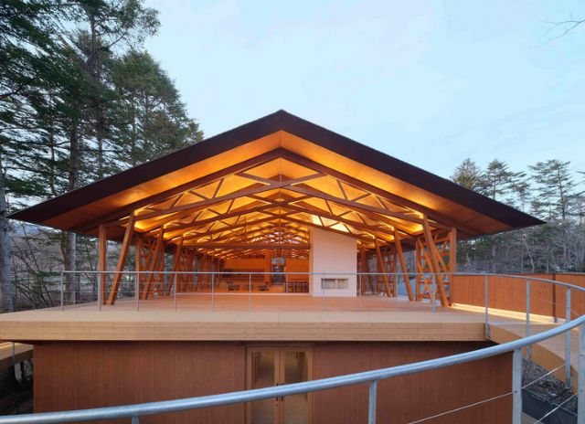 一家餐廳在輕井澤著名的建築酒店開業。