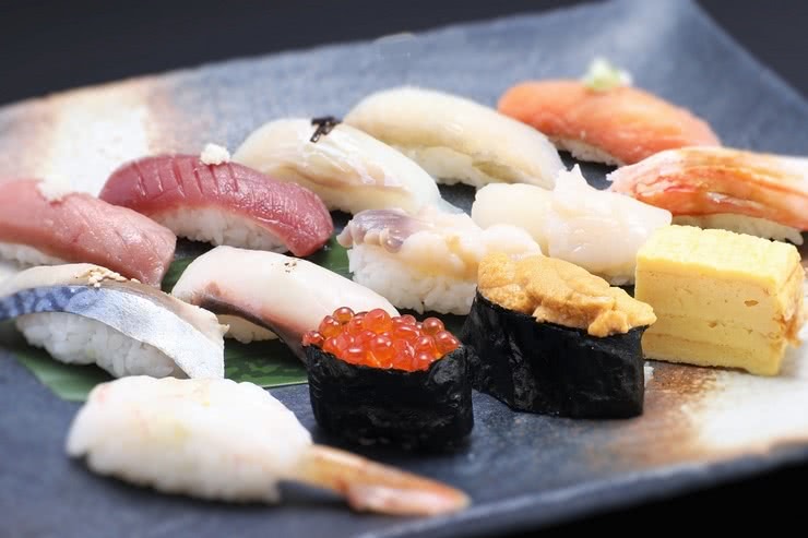 2.蝦夷前壽司及日式烤雞肉串 SUSHITAKE