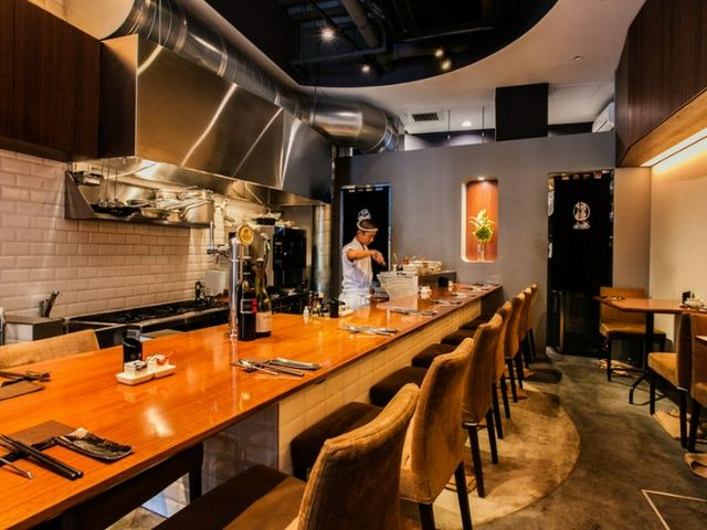 一家追求最佳雞肉料理的著名「燒鳥 x 葡萄酒」餐廳。