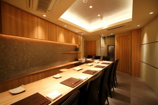 A sushi restaurant where you can sense the season's colors, take satisfaction in the harmony of rice and fish.