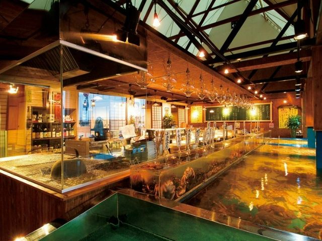 Freshly caught seafood from a large tank is immediately cooked!