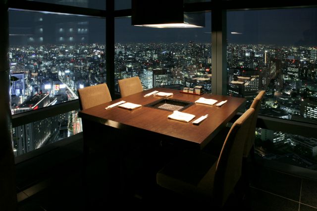 Enjoy exquisite yakiniku and wine 215 meters above the ground.