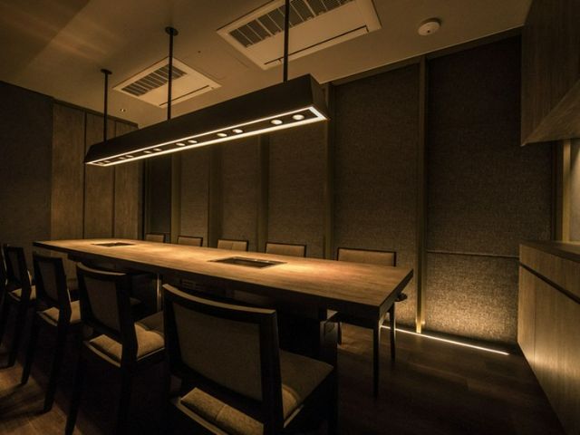 Our dedicated and skilled grillers grill the meat to bring out the taste of the black beef.