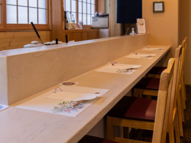 Traditional Edo-style meets modern innovation. The skilled chef, who has excelled internationally, captivates with a sushi course enjoyable for everyone.