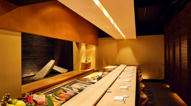 由日本料理廚師製作。六本木的「成人隱藏處」迷人地提供壽司