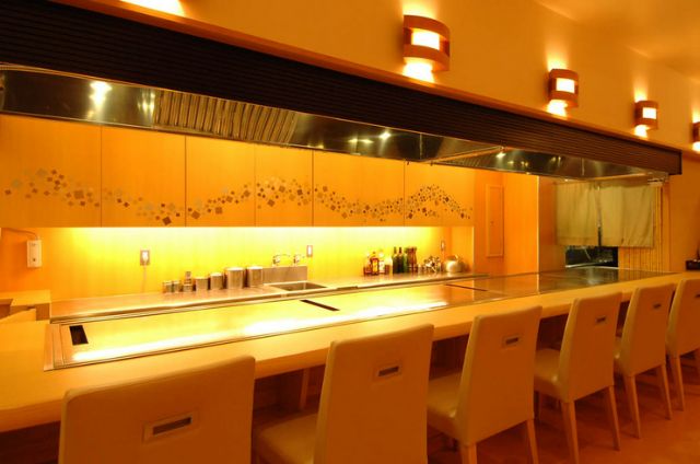 Savoring okonomiyaki and monjayaki with carefully selected ingredients in a luxurious ambiance.