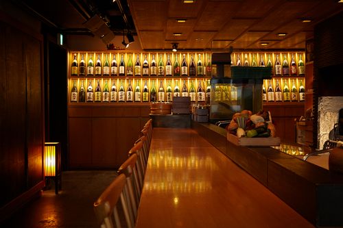 Savoring okonomiyaki and monjayaki with carefully selected ingredients in a luxurious ambiance.