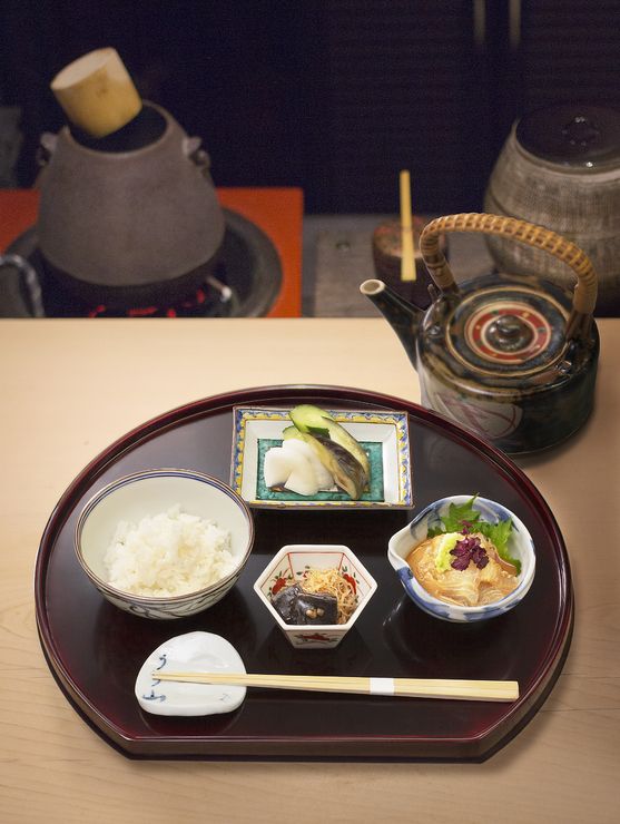 沉醉於餐廳的招牌菜「鯛魚茶漬」，享受優雅的午餐時光。