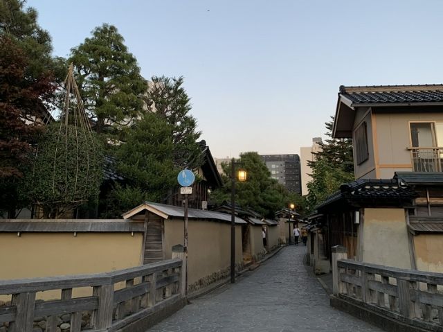 4:00 pm　Take a stroll through the ruins of the Hasebe Samurai Residence.